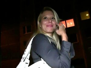 Coño de rubia caliente follado en algún pasillo público