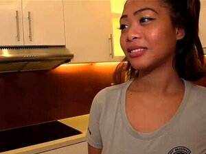 Zorra asiática con ubres enormes es criada por el jefe