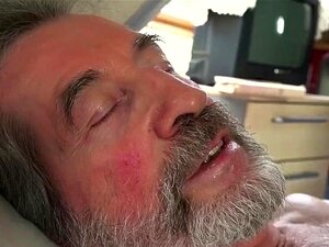 Una enfermera cachonda follando a un viejo paciente francés enfermo y