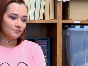 Ladrona pelirroja linda castigada follada por un guardia de seguridad.