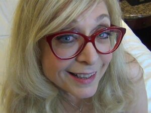 Obtén tu dosis con una madrastra mayor con grandes tetas que adora