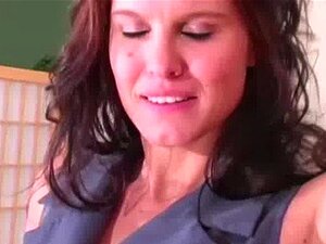 Fetiche de nylon con chica caliente desnudándose lentamente