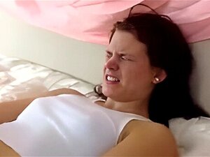 Chica caliente lesbiana gemela follada con strap-on
