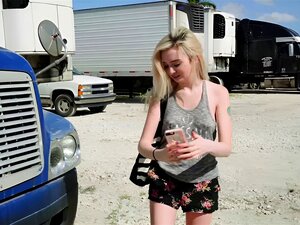 Una nena rubia Lexi Lore se deshace de que necesitaba un aventón y, a