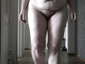 MILF BBW madura completamente desnuda con grandes tetas caídas camina