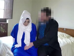 Pobre árabe solitaria chupa una gran y gruesa polla con garganta