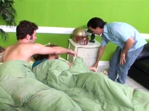 Mira a esta madrastra experimentada hacer lo que sea por dinero