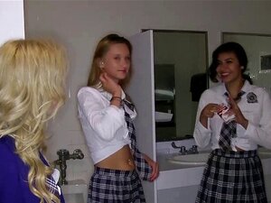 Una uniforme real folla y se la chupa al tutor después de la fiesta