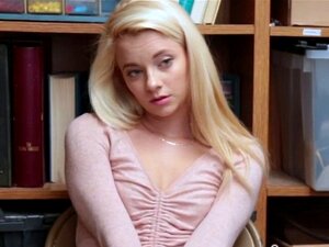 Chica linda ama ser follada. Abriendo las piernas ampliamente, le dio