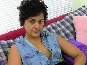 MILF con un buen culo se desnuda