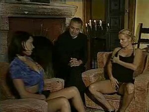 Sacerdote y dos chicas increíbles y sexys. Sacerdote y dos chicas