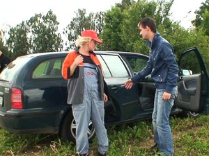 Abuela vieja es doblemente follada en los campos