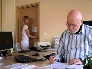 Una secretaria rubia tetona le da una sorpresa traviesa a su viejo