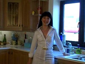 El calor de la cocina se mezcla con el provocativo nylon en este