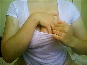 Latina gordita provocándonos con sus tetas y culo