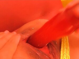 Milf arruinada insertando caramelo de chocolate dentro de su coño