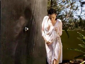 Chica sexy y linda Valeria provocando bajo la ducha al aire libre. La