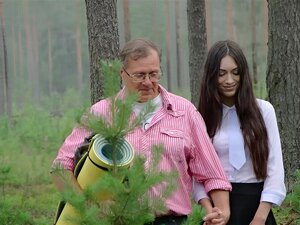 Estudiante inocente y linda se folla a su pervertido con el profesor