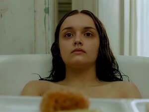 Olivia Cooke desnuda - The Quiet Ones - 2014. No hay otra pista de