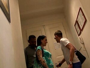 Esposa vulgar follada por negro frente al marido