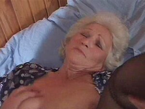 La abuela se folla con un tipo más joven. Tenemos a esta abuela