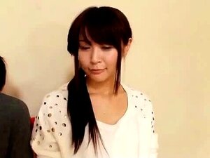 MILF asiática pervertida observa cómo su hijastra es follada duro