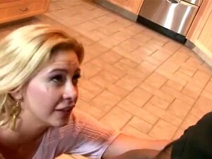 La madrastra suegra se pone cachonda y sucia. La madrastra suegra se