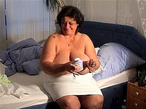 Abuela Marielle mostrando sus tetas peludas