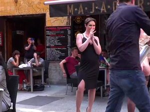 Pelirroja se folla el coño en lezdom en público