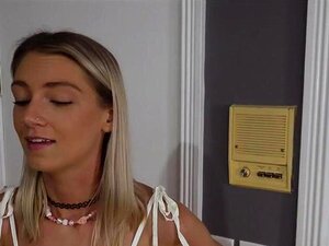 La sexy vecina Payton hace una visita sorpresa. Estamos en medio del