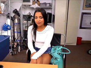 Pequeña latina linda en su primer casting porno con un gran pinchazo