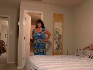 Madrastra latina con tetas grandes y anal que me gustaría follar,