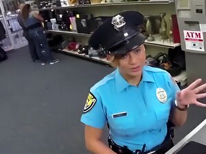Hawt y el glamoroso oficial de policía follan su gran culo