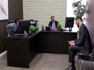 Uniforme gay se divierte en un trío pegajoso