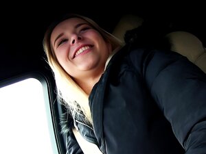 Descubre a una dulce rubia satisfaciendo sus deseos más íntimos en