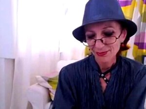 Abuela flaca en webcam muestra su coño