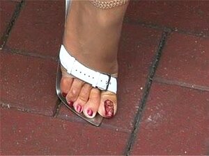 La mayoría de las personas de edad excelente muestra tacones altos,