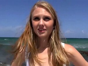 Linda amateur recogida en la playa y follada en una furgoneta. Linda