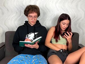 Hermanastra viendo porno y pajeándose junto a su hermanastro! Ese