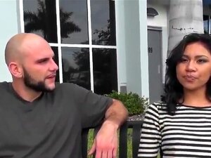 La sexy latina bronceada Issa se ve muy bien, hay un cuerpo