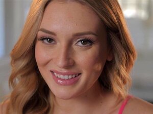 La guapa delgada Charlotte Sins se está divirtiendo en modo solitario