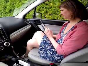 Atractiva ama de casa demuestra sus habilidades orales en un coche de