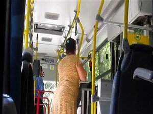 Chupando y follando a la conejita en el autobús