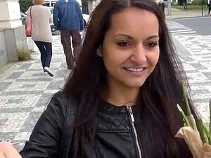 Comprando coño de belleza con dinero, una chica encantadora deja que