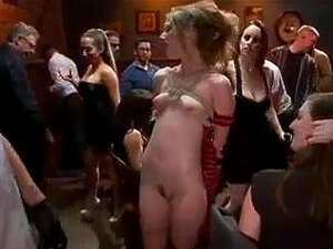 Ela Darling dominada en un bar, Ela Darling humillada por Bella Rossi