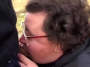 Sumérgete en el placer supremo mientras una mujer madura satisface