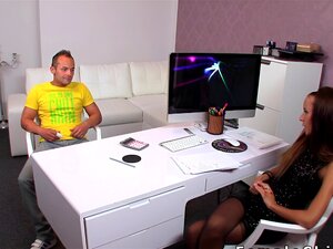 La agente femenina tiene una entrevista de casting con un chico