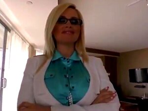 Rubia recibe al cliente del hotel con blusa de satén azul. La rubia