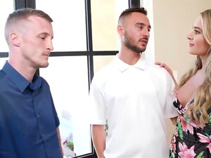 La esposa rubia es feliz cuando su marido la deja tener relaciones