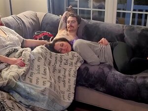 ¡Observa cómo una esposa seduce a su amigo mientras su esposo los